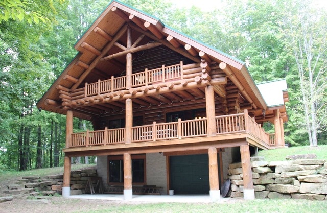 Cabaña de madera en el bosque