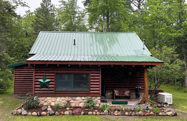 Cozy 4 seasons log cabin near Mullett Lake, Mackinaw, and Black Mountain!