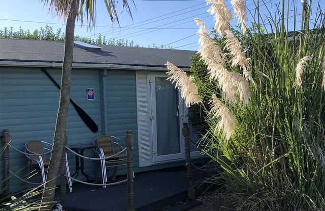 Cabaña de madera junto a nuestra playa de arena con preciosas vistas al mar, cerca de Norfolk Broads.