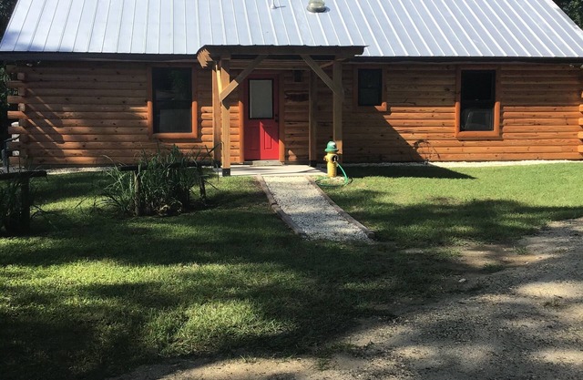 log cabin ,ocklawaha fl, close to ocala villages pet friendly ,lake Weir