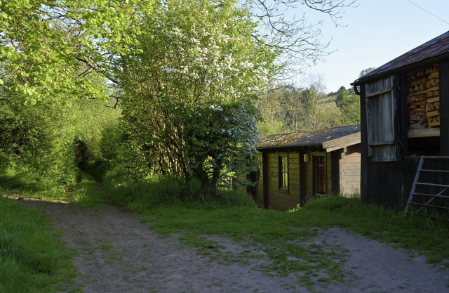 Cabaña de troncos en una granja de la colina galés en Brecon Beacons