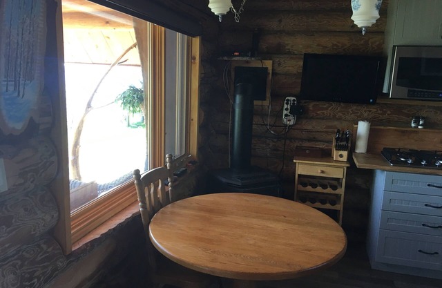 Log Cabin On the Lake B&B