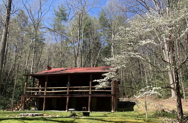 Log Cabin - private - w/ running creek - 1mile from downtown Hot Springs