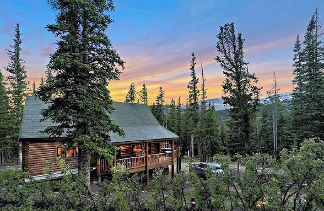 Log Cabin Retreat w/ Hot Tub & Mountain Views - Close to Breckenridge