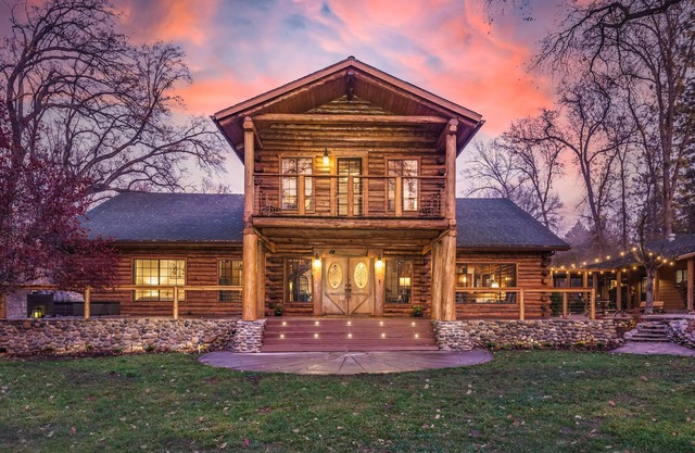 Log Cabin sleeps 20 with hot tub, EV Charger, firepit