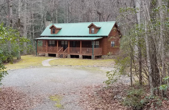 Cabaña de madera, estanque de truchas en 17 acres, cerca del bosque estatal Dupont, muy privado