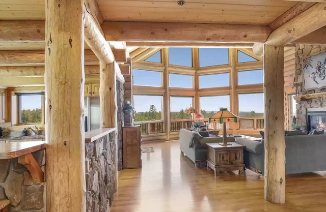 LOG CABIN Views* jacuzzi - BBQ deck min to town