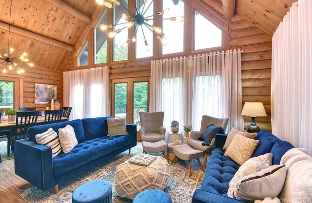 Log Cabin w Hot Tub, Beach 10m, near Tremblant