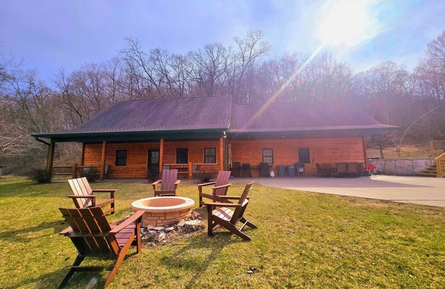 Log Cabin/ w hot tub, outdoor pool & pool table