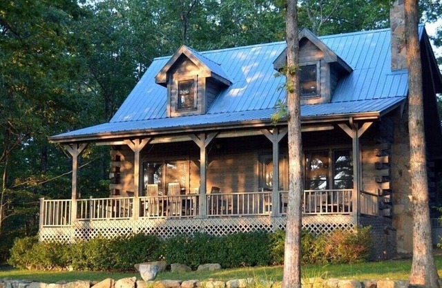 Log Cabin w/ Picturesque Mtn View. Private Sunsets. Hot Tub. Kid & Dog Friendly