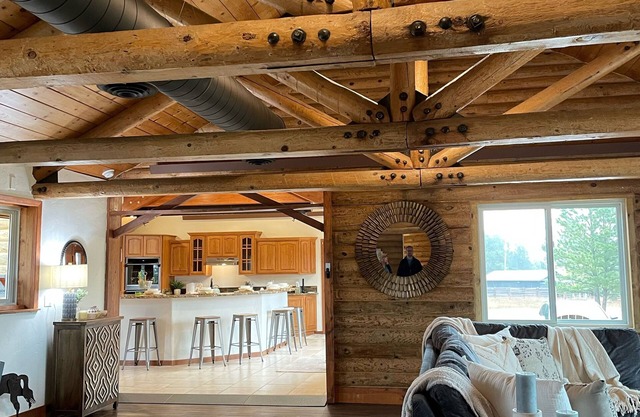 Log Cabin with a Lodge Feel! - Easy access to all things Black Hills