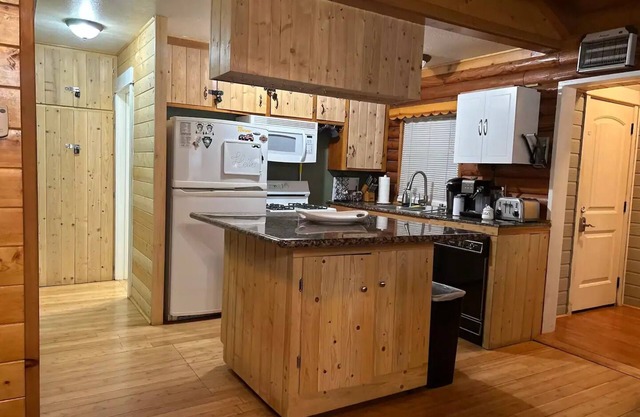 Log Cabin Wrightwood/W Hot Tub