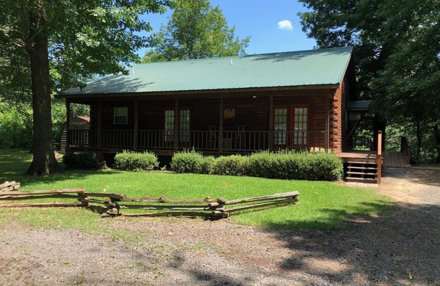 Log Cottage on the Little Red River with hot tub.