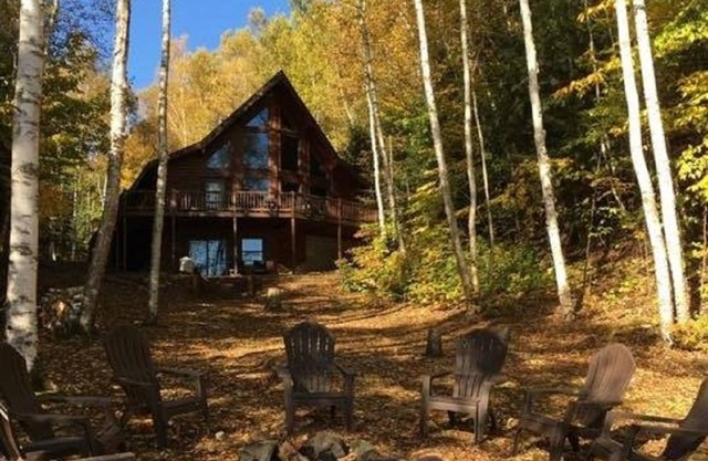 ¡Log Home Luxury aguarda en la costa oeste del lago AuTrain! Paddleboat y muelle!