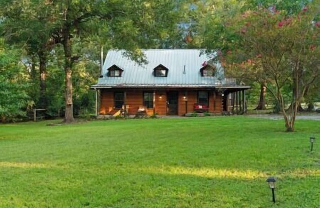 Chalet, 4,3 acres-jacuzzi, Log home on 4.4 acres| Hot tub | 20kw Generator