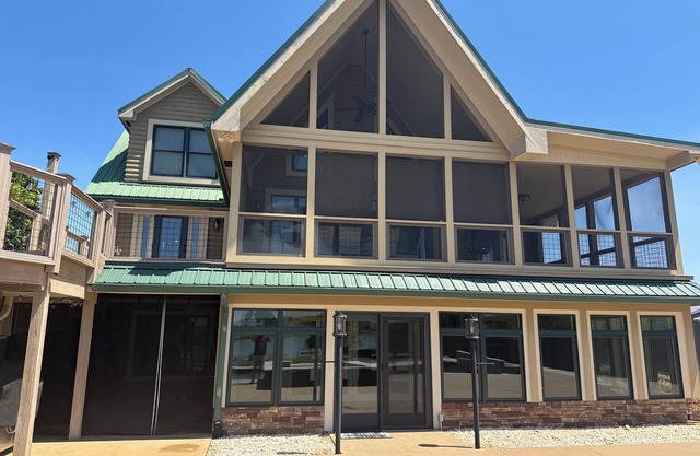 ~~ LOG HOME ON A BEAUTIFUL LAKE~Resort style pool~~Charming Large 5 bedroom