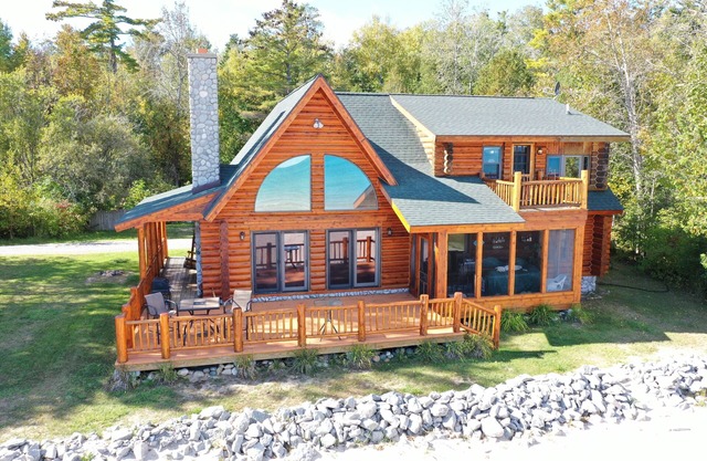 casa de madera en el lago Huron playa de arena