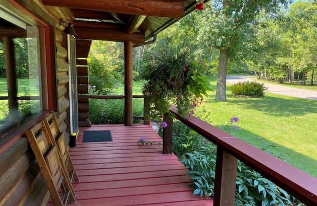 Log Home w/ Shared Beach and Game Room.