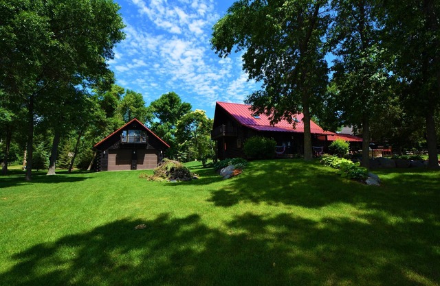 Log Home With Boat Launch, Huge Yard, Pool Table, Inside & Outside Games!