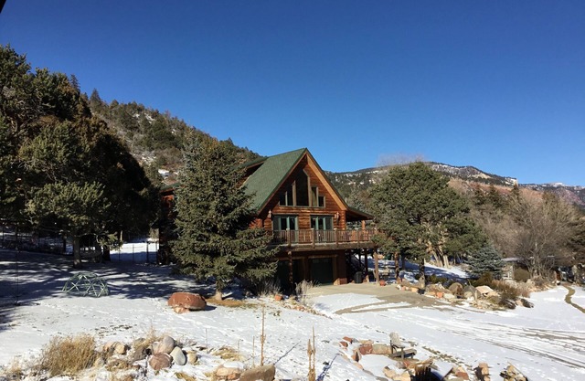 Log home with great views close to town and ski resort