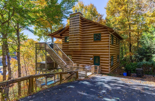 Log Inn at River Ridge - Updated cabin views of the New River with a hot tub and pool table!