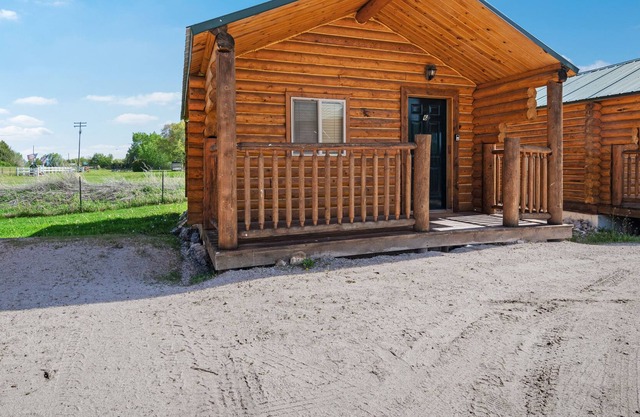 Cabaña de madera con cocina americana, amplio porche delantero, canchas deportivas compartidas