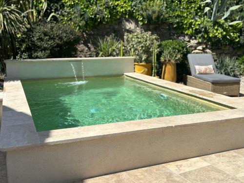 Logement cosy avec piscine ,parking et jardin