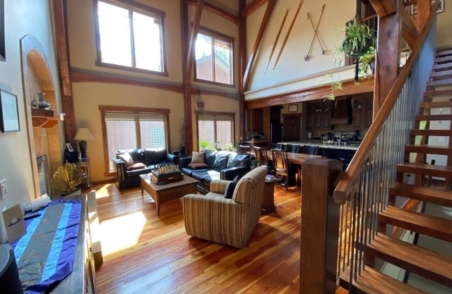 Logues Lodge Kimberley Chalet @ Ski Hill & across from Trickle Creek Golf Course