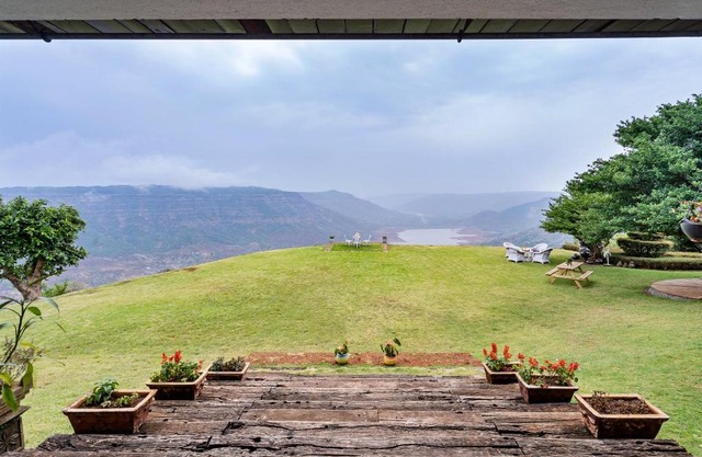 LohonoStays Villa Gold Mist