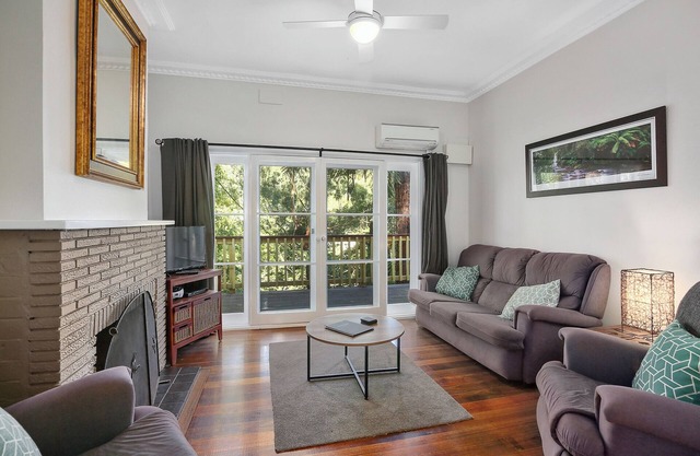 Lola's cottage in the heart of Warburton with views of the Yarra River