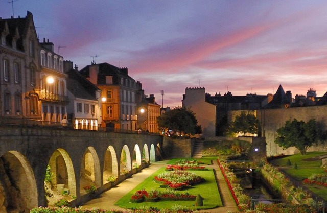 Lola's gites in a quiet country setting at the heart of tourist attractions