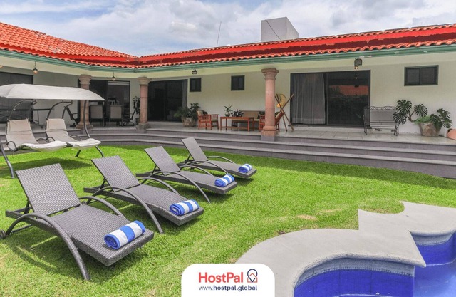 Sunny family house + Pool, Smart TV & WiFi