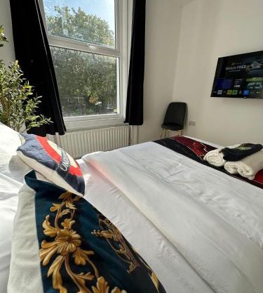 London 2 bedroom Westminster borough apartment with Skysports and Netflix