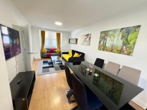 London 3 Bedrooms 3 Bathrooms Spacious House, Reception, Kitchen, Garden, Parking