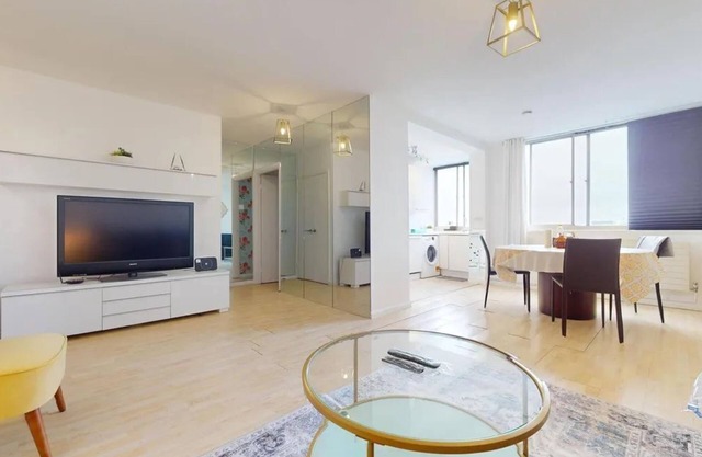 London Chic Apartment Retreat