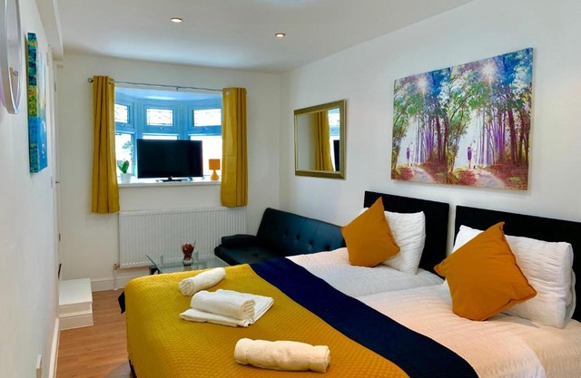 London Studio Apartments, Private Bathroom, Kitchenette, Parking, NP3