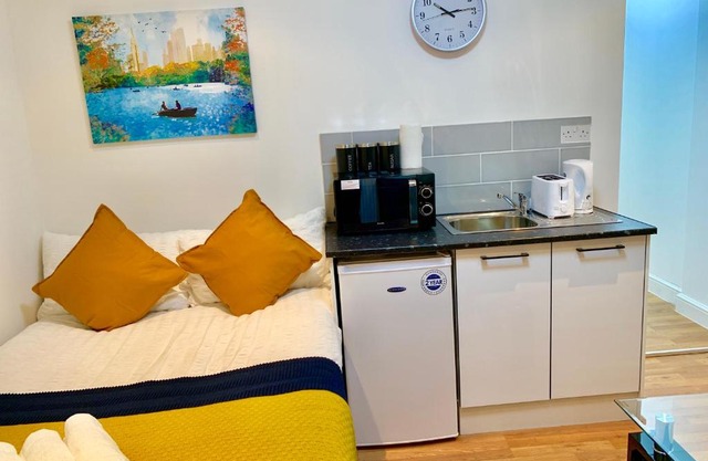 London Studio Apartments, Private Bathroom, Kitchenette, Parking, NP4