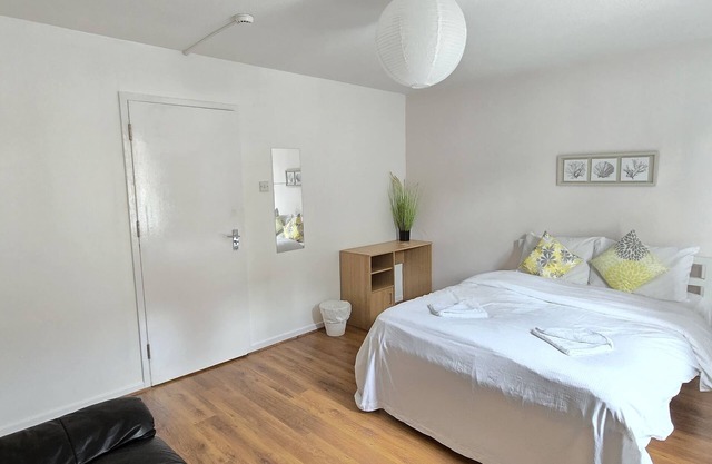 London Whitechapel Stay - 7 Minute walk from Aldgate Station