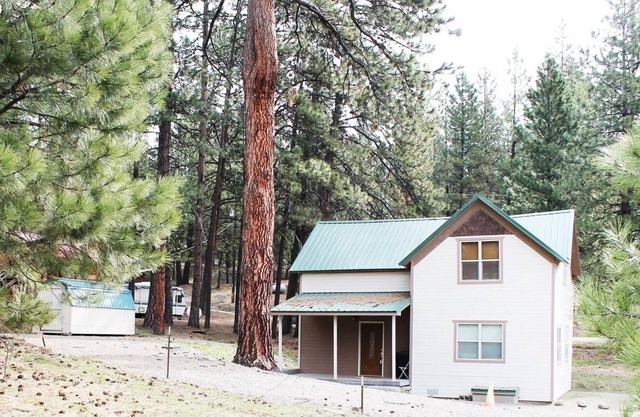 Lone Pine Claim - Just minutes to ATV and hiking trails.