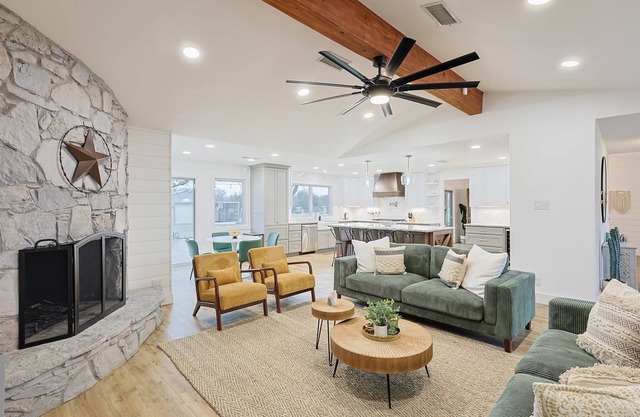 Lone Star Getaway - 5BD/3BA w Game Room & Backyard