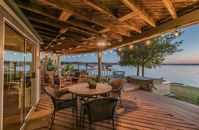 Lone Star Lake Cottage-NEW Trex Deck, boat dock