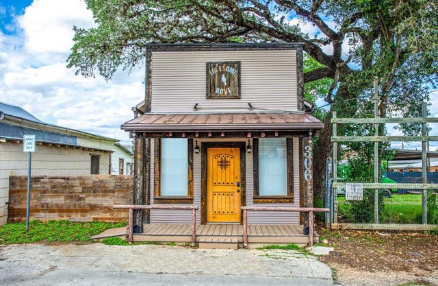 Lonesome Dove Bandera Cabin