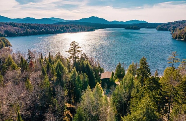 Lonesome Pond Lodge - Ideal Lakeside Retreat