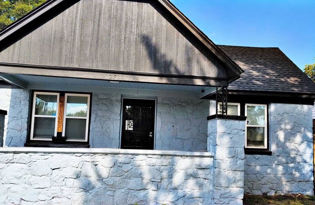 Long and Mid-Term Rentals 3BR/2BA w/Private Yard