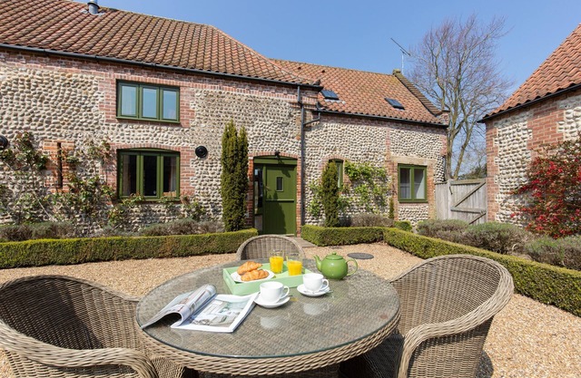 Long Barn - sleeps 14 guests in 7 bedrooms