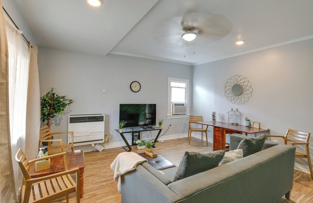 Long Beach Apt w/ Patio ~ 3 Mi to Beaches!