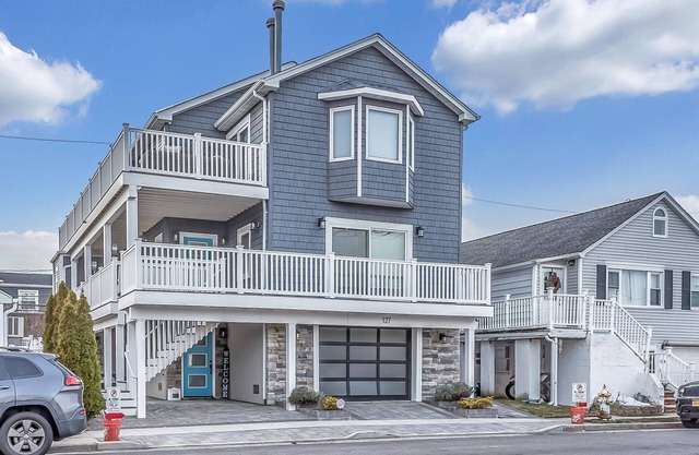 LONG BEACH Labor Day Weekend Special! Steps to beach. 3 night minimum.
