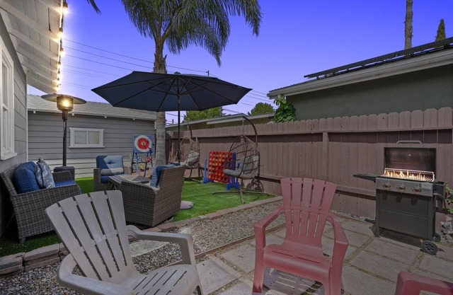 Family LB Retreat: Game Room -Fire Pit - Walk to Beach!