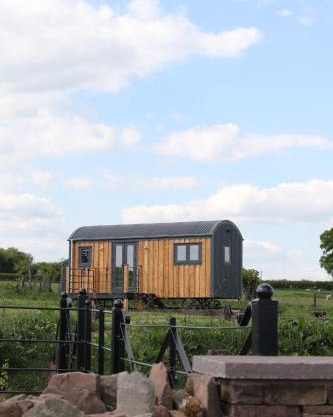 Long Meadow Shepherd Hut - Brecon Beacons, LD3 7TD