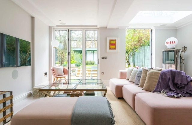 Fantastic 4 Bed House in Iconic Camden - 25 Minutes to Oxford Street!